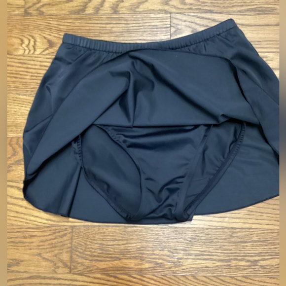Ruby Ribbon shapewear skort/swim skirt. Medium - Picture 2 of 8